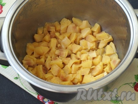 Переложить айву в кастрюлю с толстым дном, добавить воду и поставить на огонь. Накрыть крышкой и варить на небольшом огне 20 минут с момента закипания.
