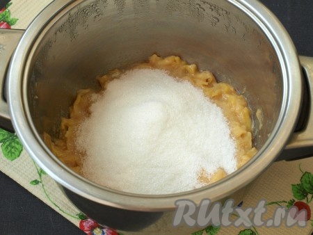 Добавить к айвовому пюре сахар и снова поставить на огонь.