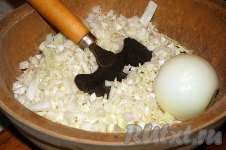 Мелко нарезать лук и перемешать с капустой.