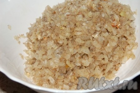 Обжаренную капусту с луком переложить в миску и дать остыть.