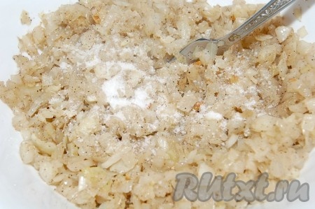 После того как капуста с луком остынут, их нужно посолить.