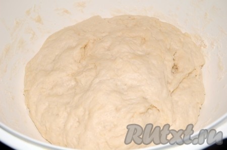 Приготовить дрожжевое тесто.