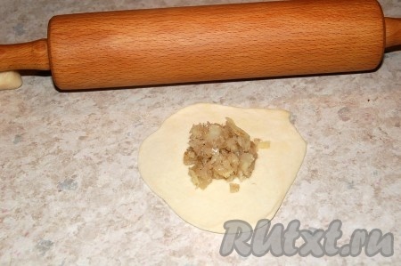 Раскатывать каждый кусоче теста и в центр укладывать начинку.