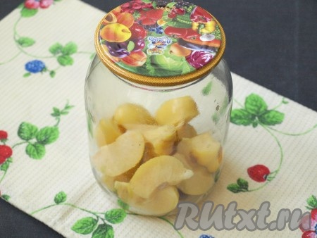 По истечении времени жидкость из банки слить в кастрюлю, добавить сахар, довести до кипения и проварить сироп до растворения сахара. В банку с айвой добавить лимонную кислоту, залить горячий сироп.
