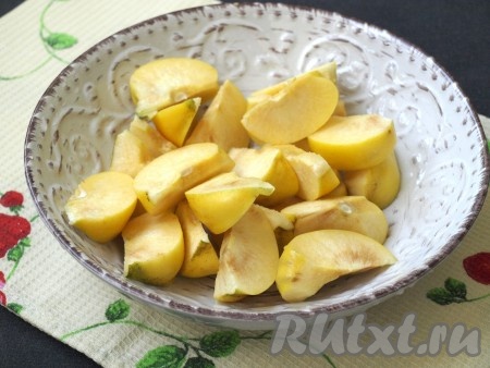 Айву хорошо вымыть, удаляя с поверхности плодов ворсистый налёт. Нарезать айву ломтиками, удалив предварительно сердцевину с семечками.