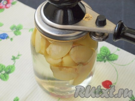 Банку с компотом из айвы сразу же закатать, перевернуть и укутать до полного остывания.
