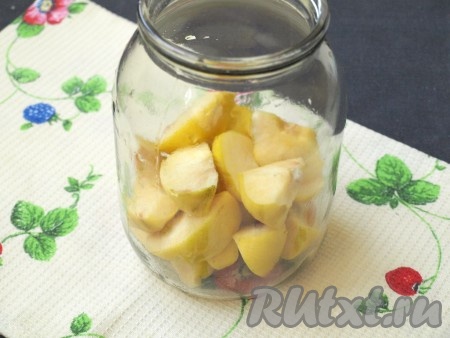 В хорошо вымытую банку (банку можно не стерилизовать) сложить ломтики айвы.
