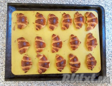 Я свои рогалики решила смазать яйцом, поскольку маковая начинка достаточно сладкая и без пудры. Дрожжевые рогалики с маковой начинкой получились пышными и румяными, а апельсиновый аромат... просто сказка! Это тесто удобно тем, что оно легкое и быстрое в приготовлении. Если у вас получилось его много – можете без проблем переложить тесто в пакет, убрать в холодильник и использовать в течение 2-3 дней с любыми другими начинками (не обязательно сладкими). Да, что касается самой маковой начинки - если вы не использовали всю начинку из «колбаски» - её можно хранить в холодильнике в закрытом пакете около месяца и в любой момент можно ею воспользоваться и приготовить что-нибудь вкусненькое! Проверено!