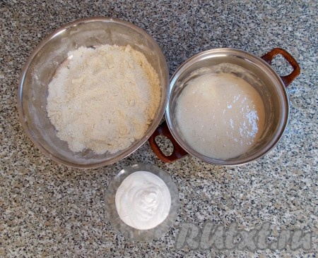 Готовим опару: дрожжи разводим в 50 мл тёплой воды с 1 столовой ложкой сахара, затем добавляем 1,5 столовые ложки муки, перемешиваем до однородной массы, накрываем полотенцем и ставим в тёплое место для брожения (опара должна увеличиться в объёме в 2 раза, а на её поверхности должна образоваться «пузырчатая шапочка»).

Муку просеиваем, перемешиваем с оставшимся по рецепту сахаром и растираем с размягченным маргарином. Добавляем туда же сметану и подошедшую опару.