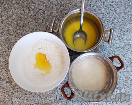 Сначала приготовим опару для теста, для этого в 50 мл тёплого молока добавляем 1 столовую ложку сахара и дрожжи, перемешиваем до однородности. Постепенно начинаем подсыпать муку, постоянно помешивая. Опара должна быть без комочков и по консистенции напоминать жидкую сметану. Накрываем опару и убираем в тёплое место на расстойку до увеличения в объеме, примерно, в два раза и образования характерной «пузырчатой шапочки».

Подготовим сдобу. Маргарин (или сливочное масло), оставшиеся сахар и молоко выкладываем в отдельную миску и ставим на слабый огонь до растворения маргарина и сахара в молоке (масса не должна кипеть!). В отдельную ёмкость в просеянную пшеничную муку добавляем соль, ванилин и яйца.