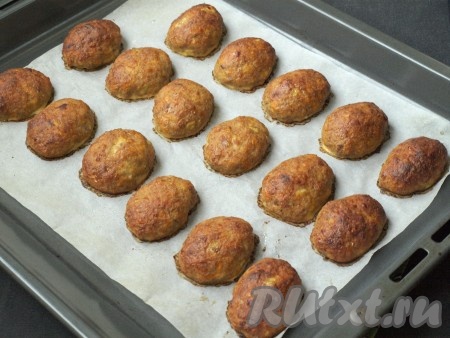 Духовку разогреть до 180 градусов и запекать рыбные котлеты 35-40 минут (пока верх немного не подрумянится).
