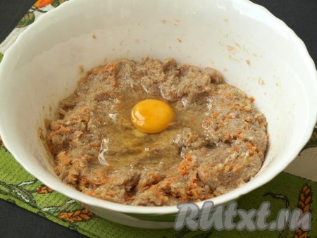Добавить в фарш яйцо и ещё раз тщательно перемешать.