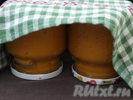 Заранее простерилизовать банки над паром, крышки ошпарить кипятком. Разложить горячую кабачковую икру в банки и закрутить крышками. Перевернуть и укутать до полного остывания.
