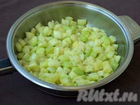 Слить с кабачков выделившийся сок и обжарить кабачки в сковороде в небольшом количестве растительного масла на среднем огне, помешивая, до мягкости. 