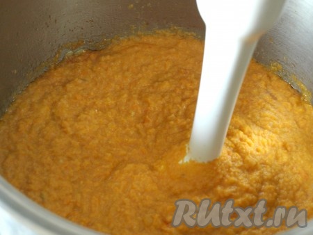 Пробить все овощи погружным блендером, а затем поставить на огонь. Варить кабачковую икру около получаса на небольшом огне, постоянно помешивая. Затем добавить молотый чёрный перец и лимонную кислоту. Досолить по вкусу, перемешать и готовить ещё 5 минут, помешивая.