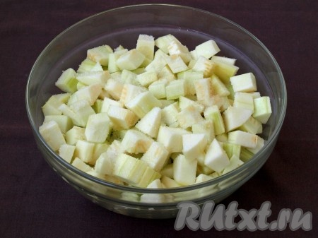 Кабачки хорошо вымыть, очистить от кожуры и удалить семена (если таковые имеются). Нарезать кабачки на небольшие кубики размером около 2-х см. Добавить соль и оставить кабачки на 30 минут.

