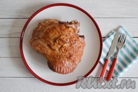 Запеченное, очень нежное, мега сочное мясо индейки выложить на блюдо и подать к столу в теплом виде. Хотя и в остывшем виде оно безумно вкусное. Его можно нарезать тонкими ломтиками, выложить на хлебушек и получится отличный бутерброд, который можно взять в дорогу, школу, на работу.