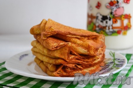 Их можно подавать к столу, сразу же сняв со сковороду. Ведь вашим домочадцам будет тяжело устоять перед невероятным ароматом разносящимся по всему дому из кухни во время приготовления этих чудесных блинчиков, замешанных на рассоле.
