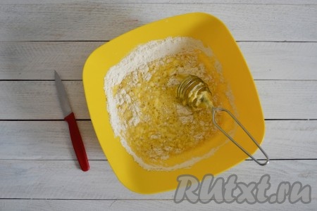 Влить растительное масло, тщательно перемешать и всыпать просеянную муку. Всю муку добавить сразу (одной порцией) и тщательно, на протяжении 5-7 минут, взбивать тесто венчиком. Также можно воспользоваться миксером. Тесто должно получиться однородным, без единого комочка. По консистенции оно будет напоминать жидкую сметану: подняв вверх венчик, тесто с легкостью будет сбегать вниз.
