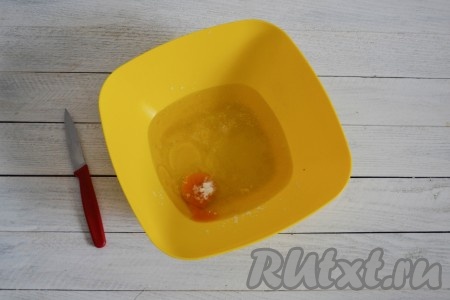 Всыпать соль, сахар и ванильный сахар.
