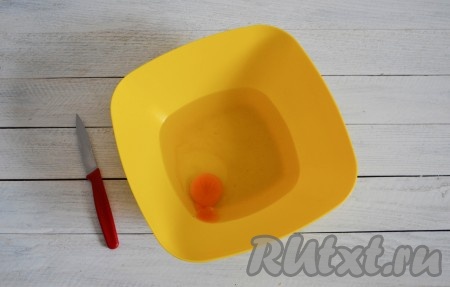 В глубокую миску влить рассол. Его необходимо процедить через мелкое ситечко, чтобы в тесто не попали горошины перца или семена горчицы. Добавить куриное яйцо.
