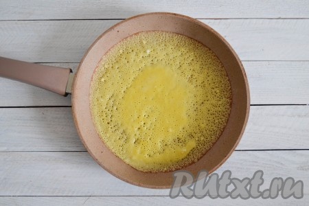 Силиконовую кисточку смочить в растительном масле и смазать ею разогретую сковороду (вливать масло не нужно!). Через 1 минуту влить половник теста, при этом делая круговые движения сковородой, помогая тесту равномерно расплываться по поверхности. Жарить блин на среднем огне.
