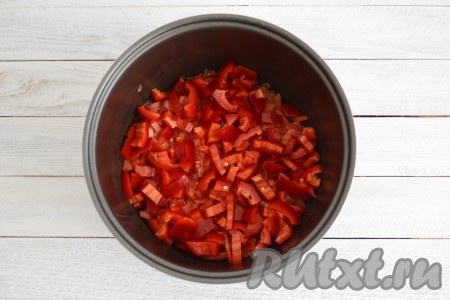 Болгарские перцы вымыть, удалить семена и плодоножку. Нарезать перцы кубиками или соломкой и выложить в чашу.
