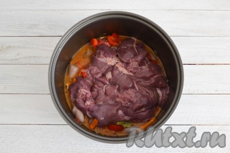 Куриную печень зачистить от пленок и тщательно промыть. По истечении 30 минут выложить печень в чашу мультиварки.&nbsp;
