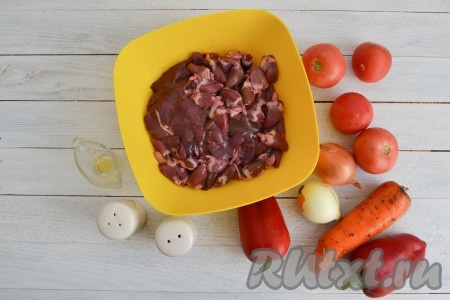 Подготовить необходимые ингредиенты для приготовления куриных сердечек и печени в мультиварке.