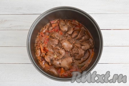 Закрыть крышку мультиварки и продолжить тушение куриных сердечек и печени еще 15 минут.
