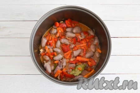 Закрыть крышку мультиварки и тушить 30 минут.
