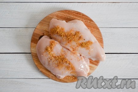 Куриное филе зачистить от пленок и вымыть, посолить по вкусу и приправить специями. Массажными движениями втереть специи в мясо.