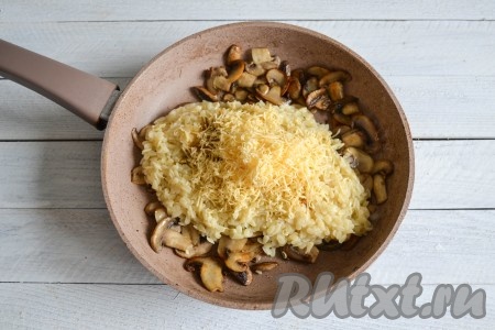 Сыр выложить на сковороду к горячим макаронам и шампиньонам.
