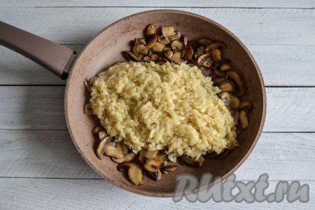 Выложить макароны в сковороду с шампиньонами.
