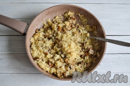 Быстро перемешать. От теплоты макарон и грибов твердый сыр растает. По вкусу добавить соль. 