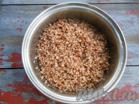 Готовую кашу снимите с огня и остудите, она должна получиться рассыпчатой. В дальнейшем гречка, в процессе запекания в утке, будет пропитываться её соком и жиром, поэтому в сваренную кашу не нужно добавлять сливочное масло.