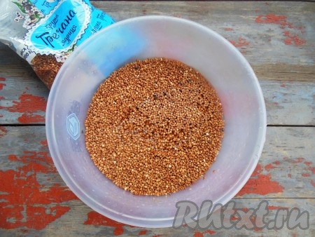 Гречку тщательно промойте, удалите черные крупинки.
