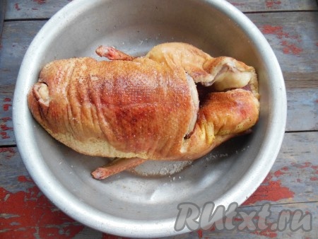 Перед запеканием утку необходимо обдать кипятком, для этого просто положите птицу в раковину и обдайте с двух сторон кипящей водой. Благодаря кипятку, поры птицы сузятся, кожа стянется, а в процессе запекания получится тоненькая и хрустящая корочка. Обсушите утку с помощью бумажного полотенца. Натрите утку солью внутри и снаружи.
