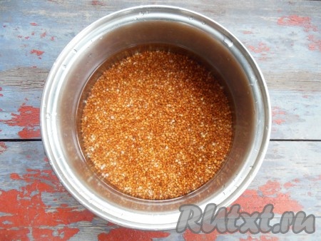 Залейте гречневую крупу горячей водой (в соотношении 1:2), поставьте на огонь, после закипания огонь уменьшите и варите гречку до готовности (около 10-15 минут), добавьте соль по вкусу.
