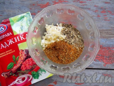 Для натирания утки измельчите черный перец горошком и лавровый лист (я измельчаю в кофемолке). Смешайте измельченные специи и сухую аджику со сметаной и измельченным чесноком.
