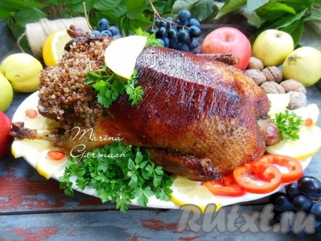 Утка, фаршированная гречкой и запеченная в духовке, получается очень вкусной. Каша внутри хорошо набухает и остается по-прежнему рассыпчатой.
