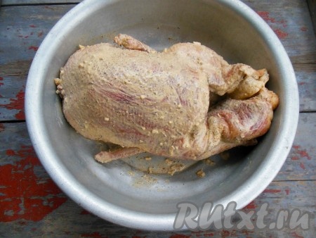 Получившейся смесью из сметаны и специй натрите утку внутри и снаружи.
