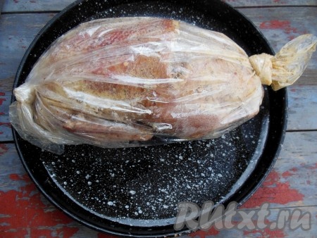 Затем поместите утку, фаршированную гречкой, в рукав для запекания, края рукава завяжите. Уберите в холодильник на 2-3 часа (можно мариновать немного дольше). Запекайте утку в рукаве в заранее разогретой духовке при температуре 170-180 градусов около 1,5-2 часов. За 10-15 минут до готовности аккуратно разрежьте пакет и дайте утке зарумяниться в духовке. Готовность утки определите, проколов её зубочисткой или ножом, - сок должен вытекать светлый, без примеси сукровицы.
