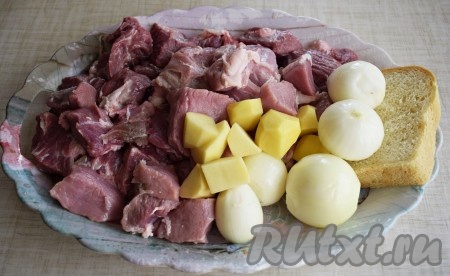 Мясо моем, обсушиваем и нарезаем на кусочки такого размера, чтобы они свободно проходили в мясорубку. Лук и картофель чистим от кожуры и нарезаем на дольки. Белый хлеб или батон замачиваем в молоке или воде, оставляем на 3 минуты и отжимаем от жидкости.