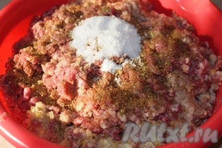 В готовый фарш добавляем соль, специи и черный молотый перец по вкусу.
