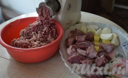 Продукты пропускаем через мясорубку, чередуя их, чтобы в процессе перемалывания они сразу соединялись между собой, обменивались ароматами и вкусами.