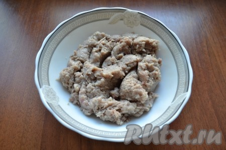 Измельчить сало, мясо и очищенный репчатый лук блендером или пропустить 2 раза через мясорубку. Фарш должен получиться мелкого помола.
