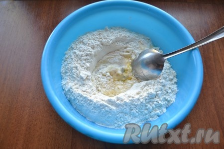 Добавить 1 столовую ложку растительного масла и, частями вливая холодную воду, замешивать тесто - вначале ложкой, а потом руками.
