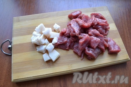 Говядину, очищенную от пленок и сухожилий, нарезать на кусочки. Сало, если будете его использовать, тоже нарезать на кусочки.
