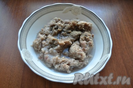Добавить в фарш соль и черный молотый перец по вкусу, влить 1 столовую ложку ледяной воды, тщательно перемешать.
